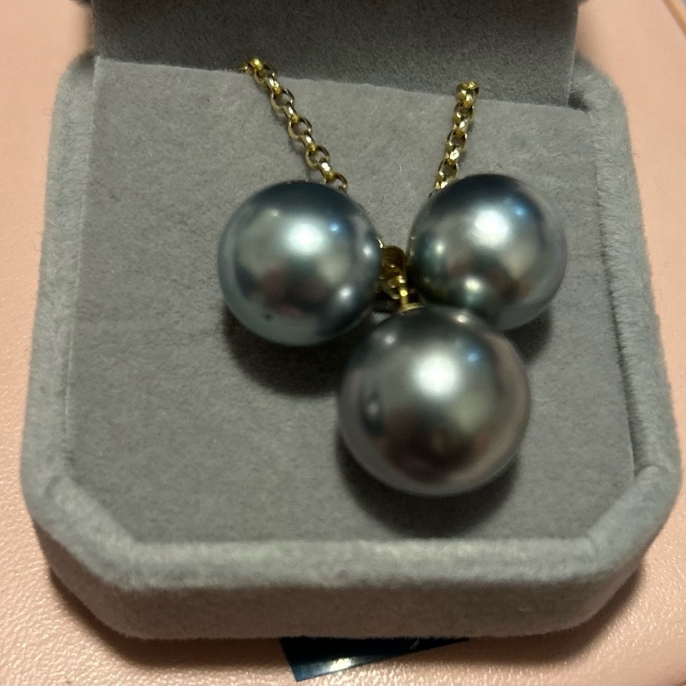 Elegant South Sea Earrings and pendant in 14k gold setting. 12-12.5 diameter